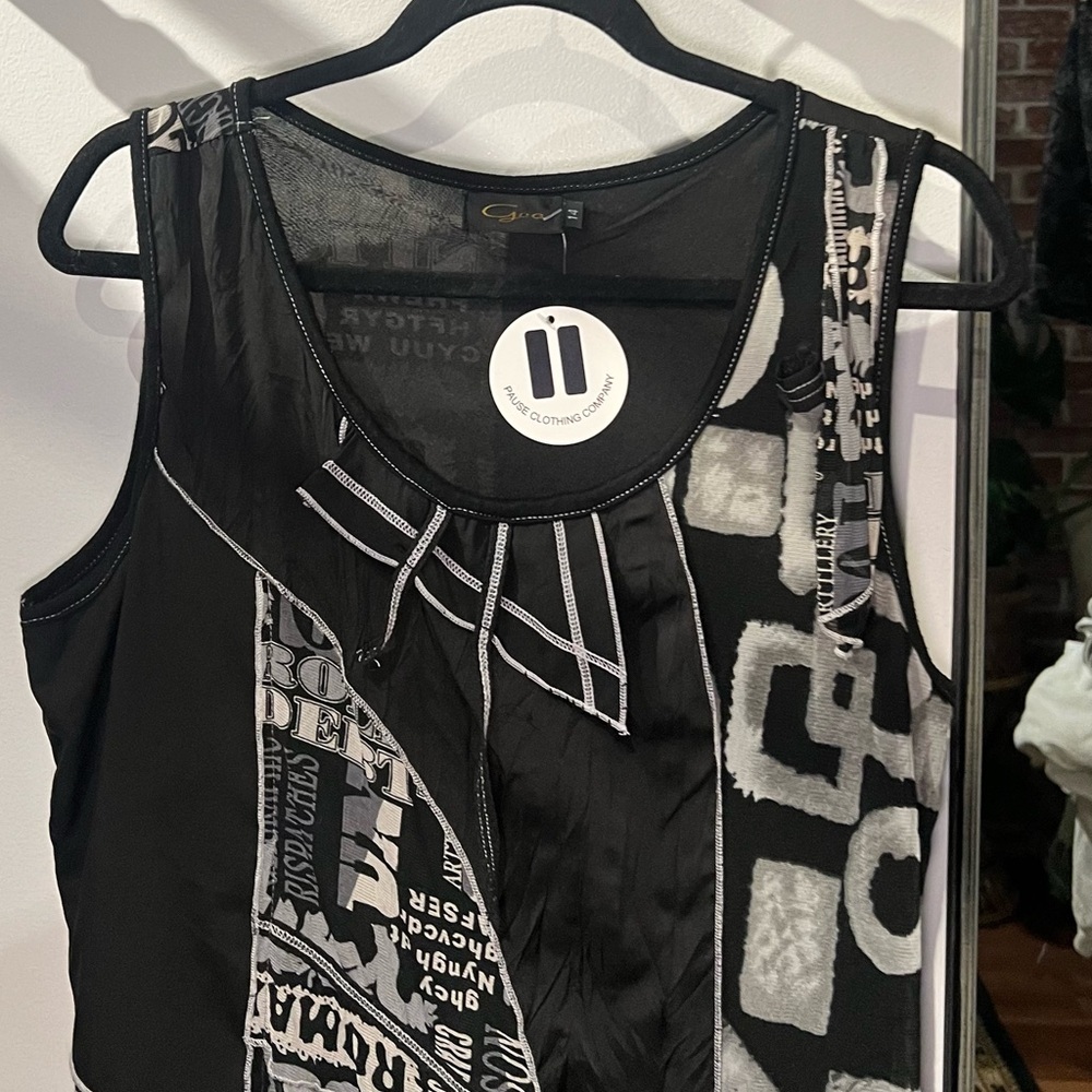 Newspaper dress with black and white patchwork layers - Picture 5 of 10